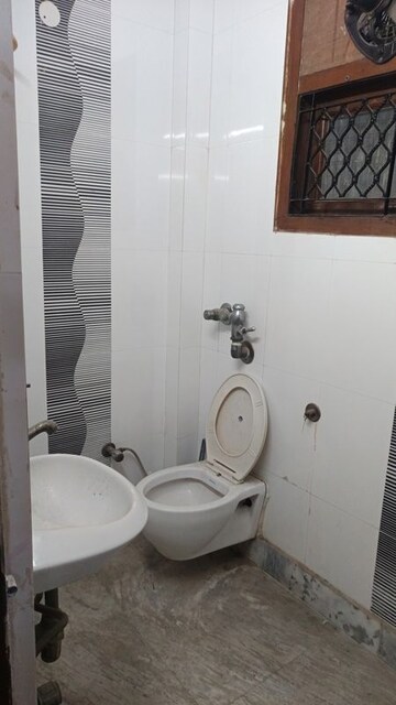 Master Bedroom in 2 BHK Builder Floor at Patel Nagar – for Rent