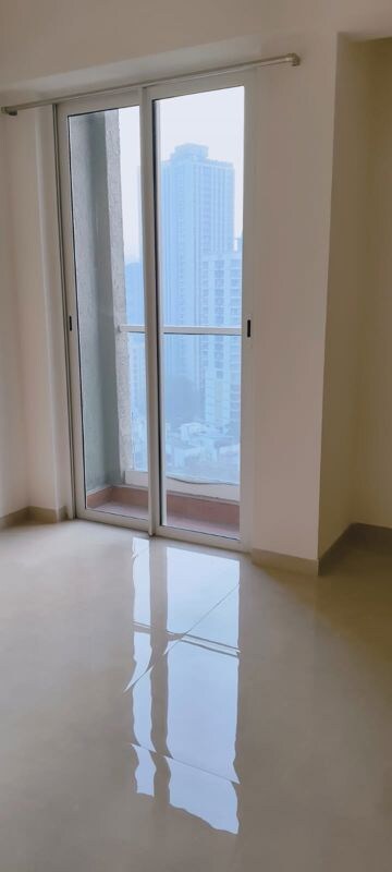 Room in 2 BHK Apartment at Embassy One Thane, Panch Pakhadi – for Rent