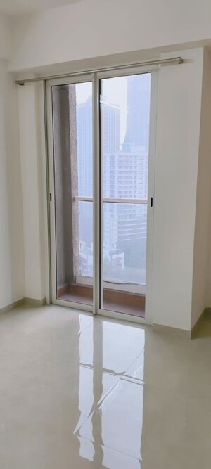 Room in 2 BHK Apartment at Embassy One Thane, Panch Pakhadi – for Rent