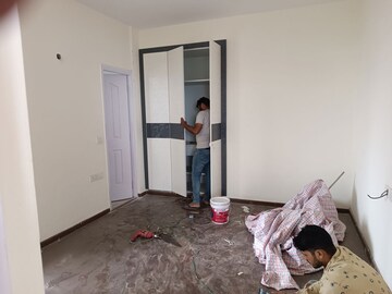 Room in 4 BHK Apartment at Sunworld Vanalika, Sector 107 – for Rent