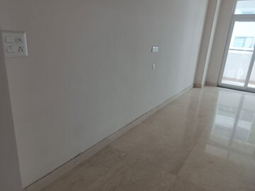 Room in 4 BHK Apartment at Sunworld Vanalika, Sector 107 – for Rent