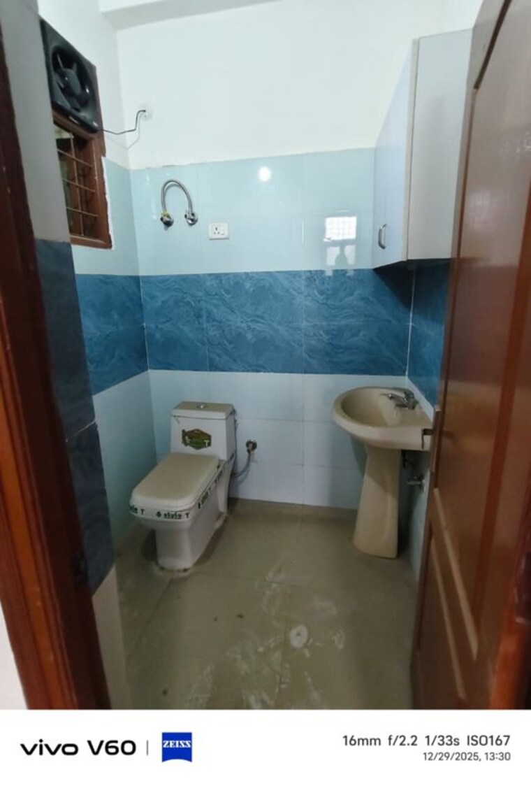 Bathroom, gyan khand ii 3 Bedroom 1350 Sq.Ft. Builder Floor In Gyan Khand ii Ghaziabad 9962924
