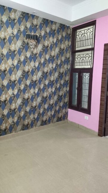 Room in 3 BHK Builder Floor at Indrapuram – for Rent
