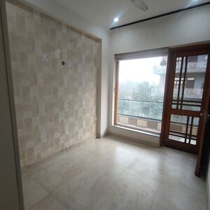 Room in 2.5 BHK Builder Floor at Sector 63a – for Rent