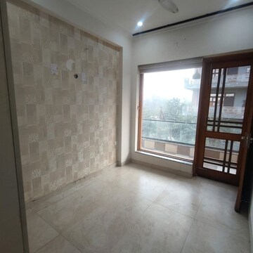 Room in 2.5 BHK Builder Floor at Sector 63a – for Rent