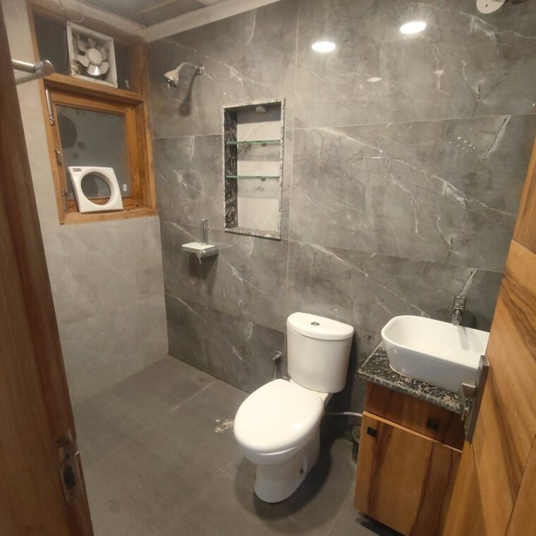  Parking, sector 63a 2.5 Bedroom 1200 Sq.Ft. Builder Floor In Sector 63a Noida 9969951