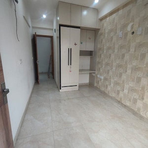 Room in 2.5 BHK Builder Floor at Sector 63a – for Rent
