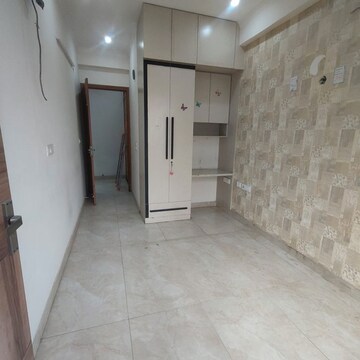Room in 2.5 BHK Builder Floor at Sector 63a – for Rent