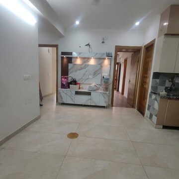 Room in 2.5 BHK Builder Floor at Sector 63a – for Rent