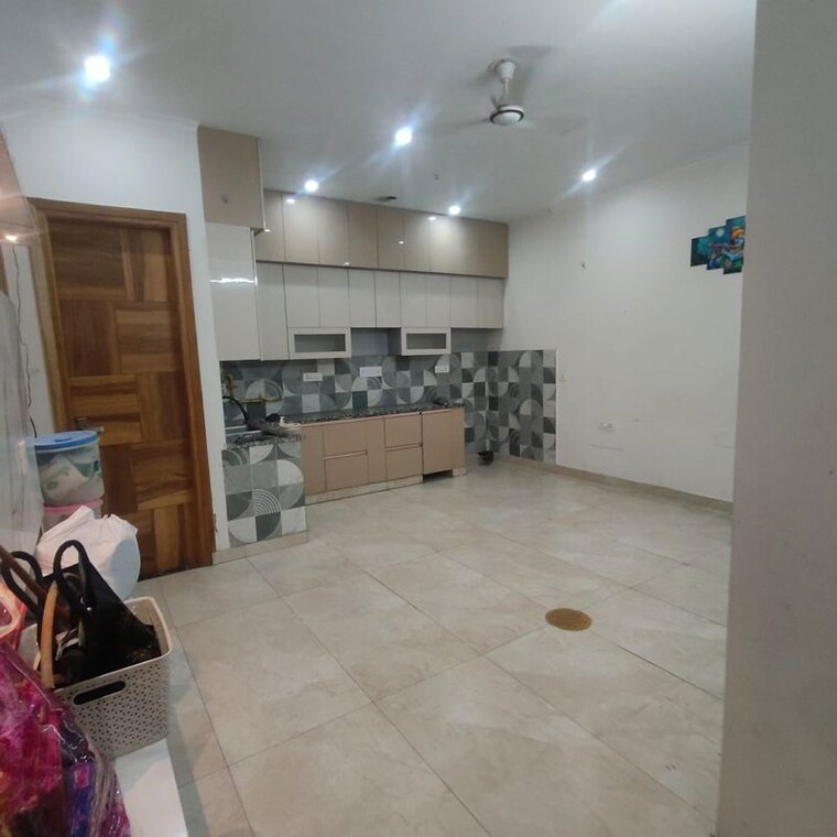  Parking, sector 63a 2.5 Bedroom 1200 Sq.Ft. Builder Floor In Sector 63a Noida 9969951