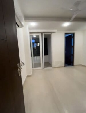 Room in 3 BHK Apartment at Sushant Lok I – for Rent