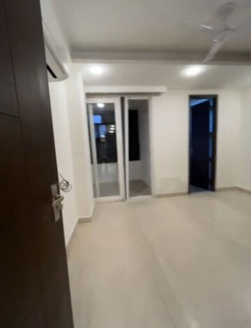 Room in 3 BHK Apartment at Sushant Lok I – for Rent