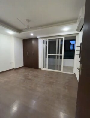 Room in 3 BHK Apartment at Sushant Lok I – for Rent
