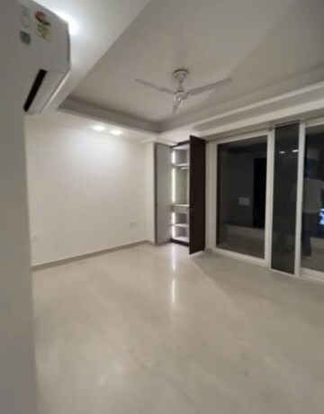 Room in 3 BHK Apartment at Sushant Lok I – for Rent