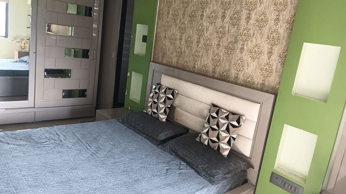 3 BHK + Pooja Room,Extra Room Apartment For Rent in Malad East