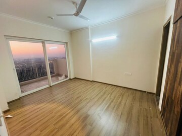 Room in 3 BHK Apartment at Pioneer Park Phase 1, Sector 61 – for Rent