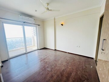 Room in 3 BHK Apartment at Pioneer Park Phase 1, Sector 61 – for Rent