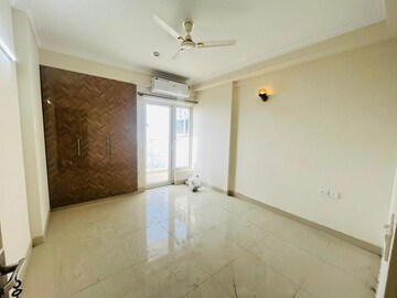 Room in 3 BHK Apartment at Pioneer Park Phase 1, Sector 61 – for Rent