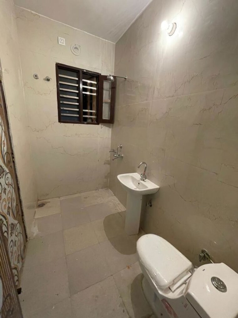Bathroom, penta-homes 2 Bedroom 900 Sq.Ft. Apartment In Vip Road Zirakpur 9970485