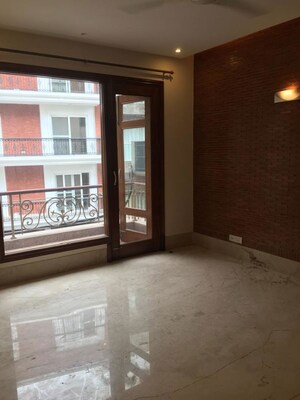 Room in 4 BHK Apartment at Vasant Vihar – for Rent