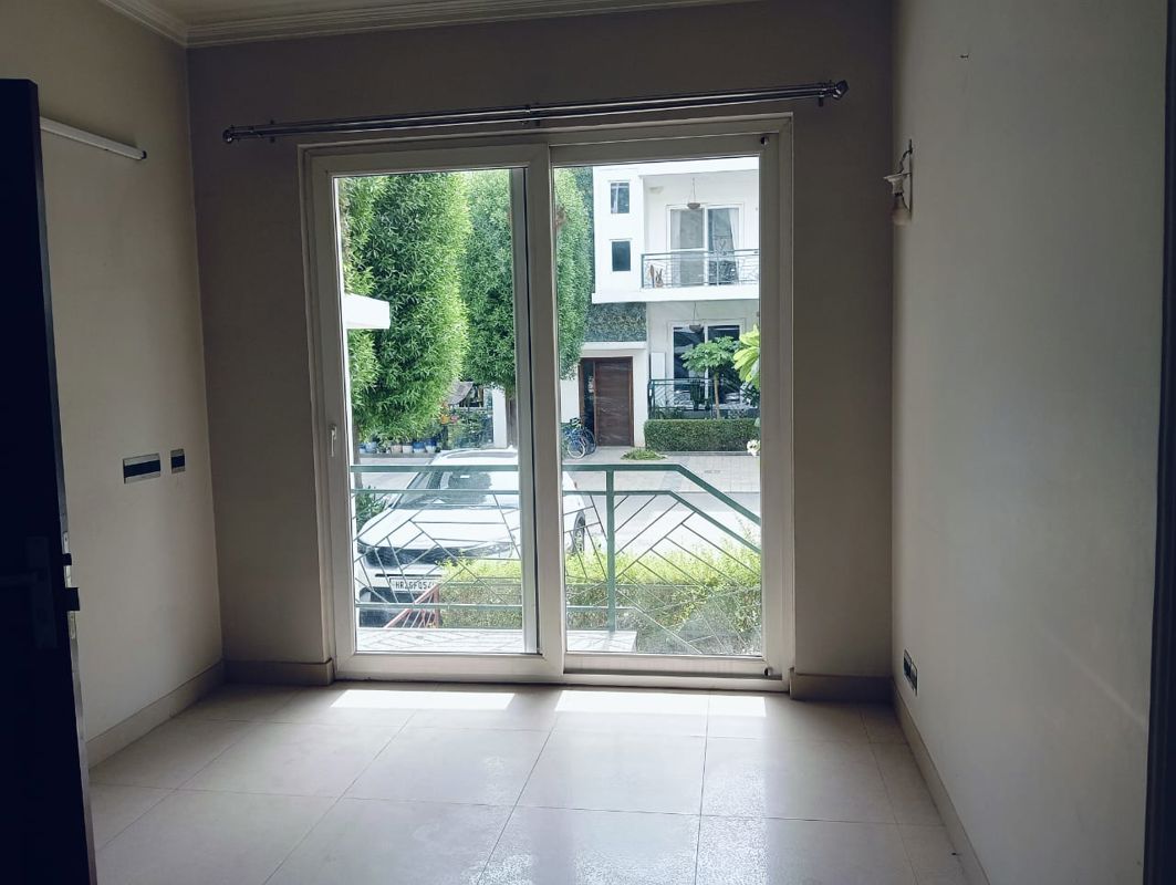 2.5 BHK + Servant Room Builder Floor For Sale in Central Park Flower Valley
