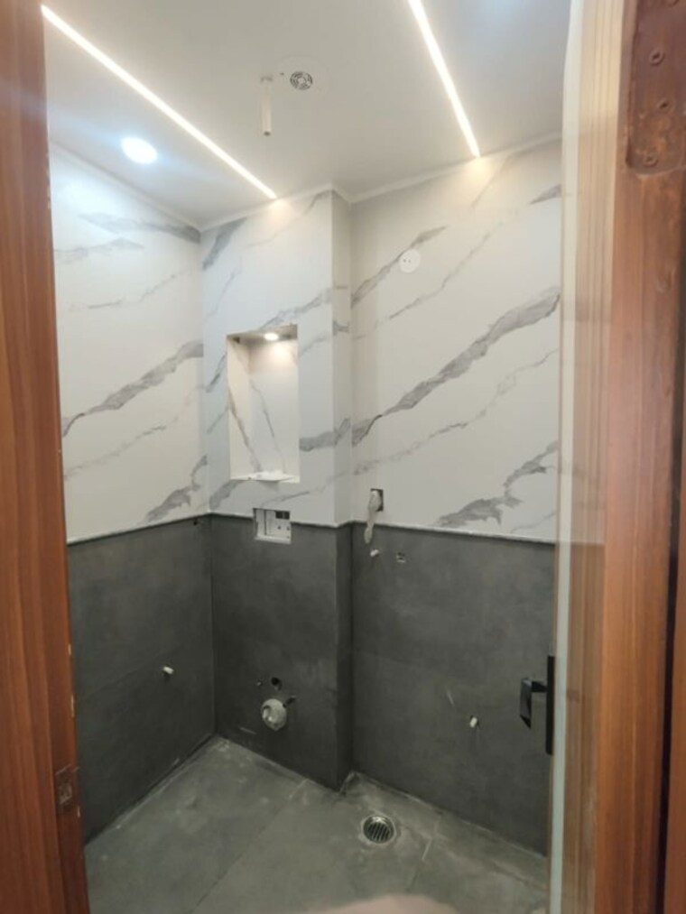 Bathroom, uttam nagar 3 Bedroom 80 Sq.Yd. Builder Floor In Uttam Nagar Delhi 9970631