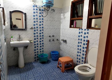 Bathroom in 5 BHK Independent House at Unitech South City, South City – for Sale