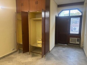 Room in 3 BHK Builder Floor at Panchsheel Enclave – for Rent