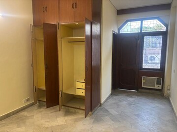 Room in 3 BHK Builder Floor at Panchsheel Enclave – for Rent