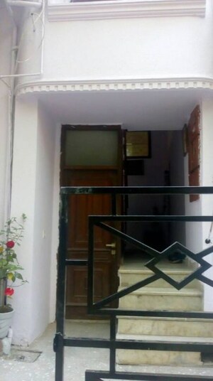 Furnished Amenities in Studio Builder Floor at Chittaranjan Park – for Rent