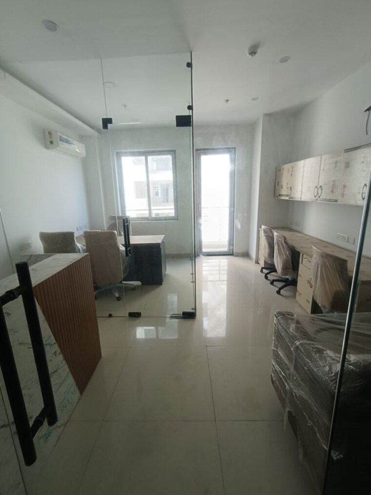 Team Area, uptown-insignia Commercial Office Space 431 Sq.Ft. In International Airport Road Zirakpur 9970709