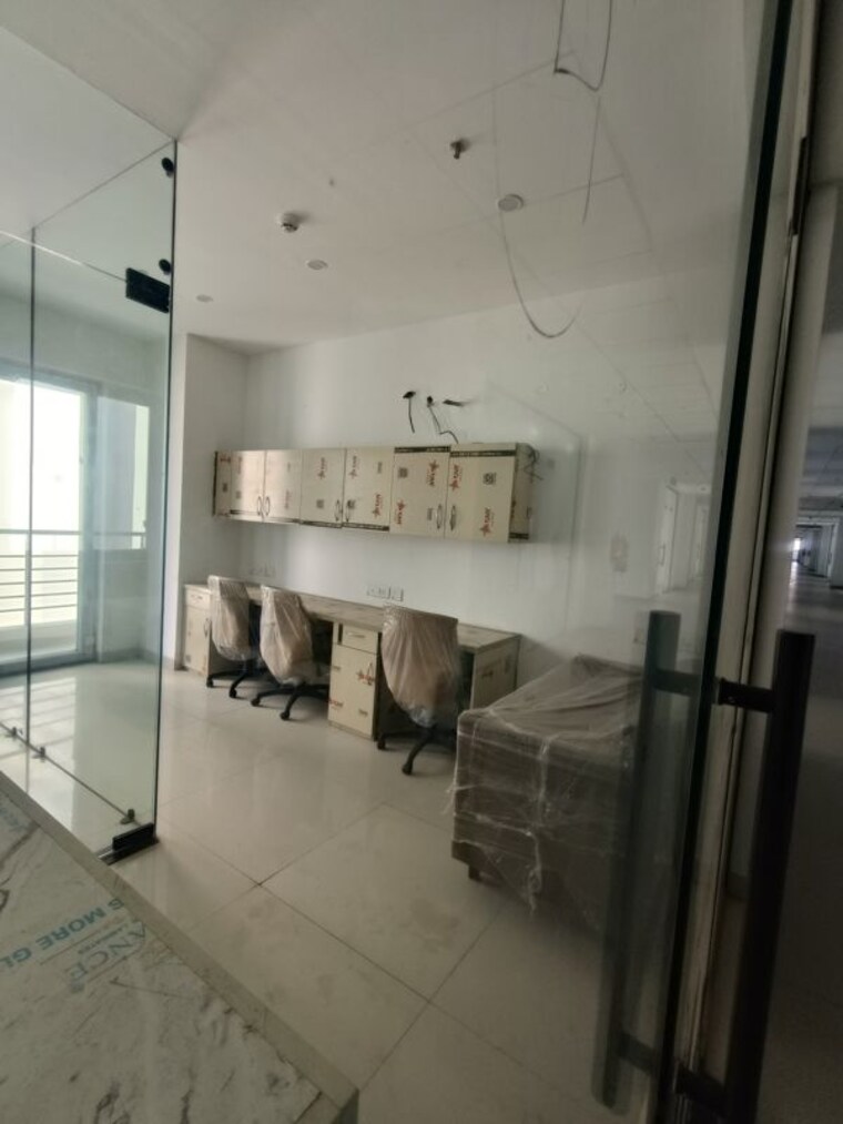 Team Area, uptown-insignia Commercial Office Space 431 Sq.Ft. In International Airport Road Zirakpur 9970709