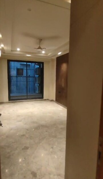 Room in 4 BHK Apartment at Dlf Phase I – for Rent