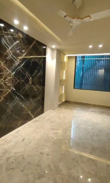 Bedroom in 4 BHK Apartment at Dlf Phase I – for Rent