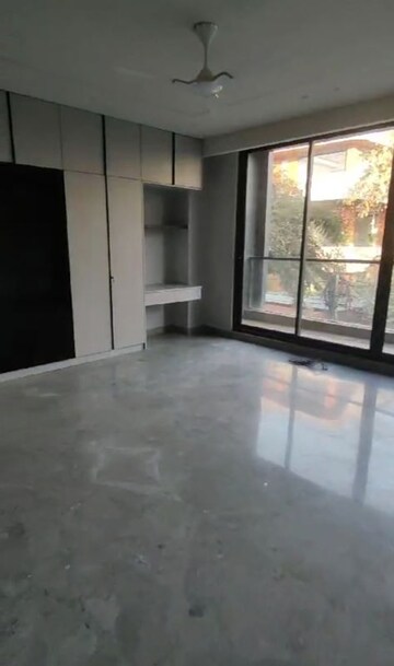 Room in 4 BHK Apartment at Dlf Phase I – for Rent