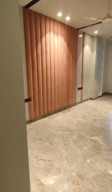 Bedroom in 4 BHK Apartment at Dlf Phase I – for Rent