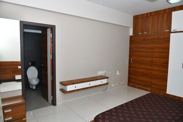 Room in 4 BHK Apartment at Thaltej – for Rent