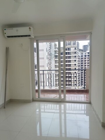 Room in 3 BHK Apartment at Pareena Express Heights, Sector 99 – for Rent