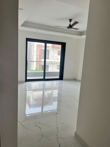 Room in 3 BHK Apartment at Ansal API Esencia, Sector 67 – for Rent