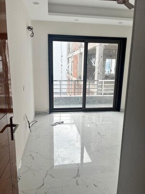 Room in 3 BHK Apartment at Ansal API Esencia, Sector 67 – for Rent