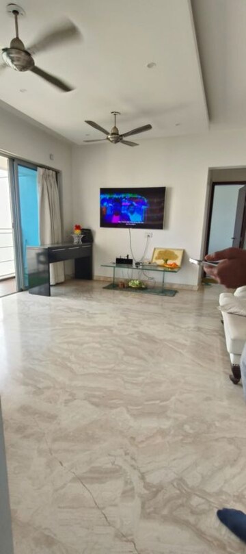 Room in 2.5 BHK Apartment at Amanora Gateway Towers, Hadapsar – for Sale