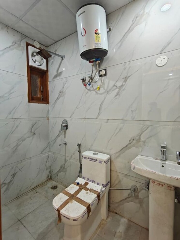 Bathroom, chattarpur 2 Bedroom 750 Sq.Ft. Builder Floor In Chattarpur Delhi 9970791