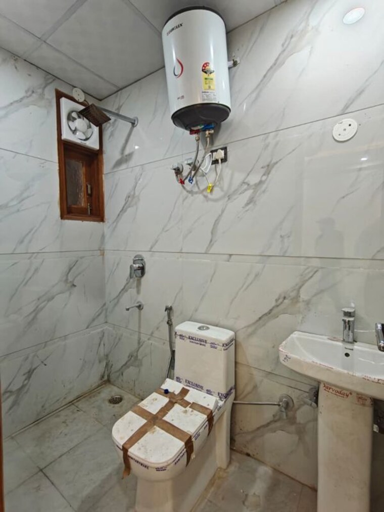 Bathroom, chattarpur 2 Bedroom 750 Sq.Ft. Builder Floor In Chattarpur Delhi 9970791