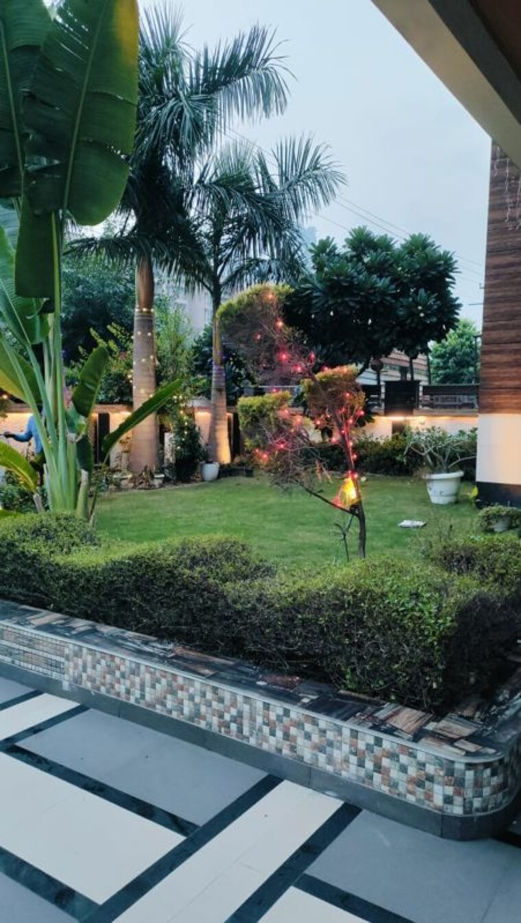 Garden, sector 44 6+ Bedroom 450 Sq.Mt. Villa In Sector 44 Noida 9970792