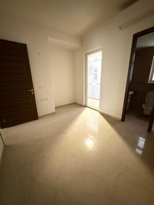 Room in 3 BHK Apartment at Smart World Orchard, Sector 61 – for Rent