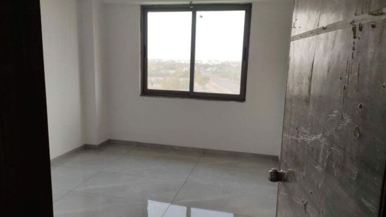 Room, vaishnodevi circle 3 Bedroom 1015 Sq.Ft. Apartment In Vaishnodevi Circle Ahmedabad 9970891