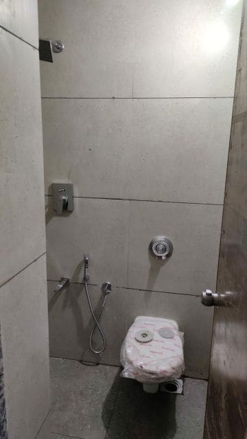 Furnished Amenities in 3 BHK Apartment at Vaishnodevi Circle – for Rent