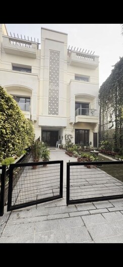 5 BHK + Pooja Room,Servant Room,Study Room,Extra Room Villa For Sale in Hazratganj