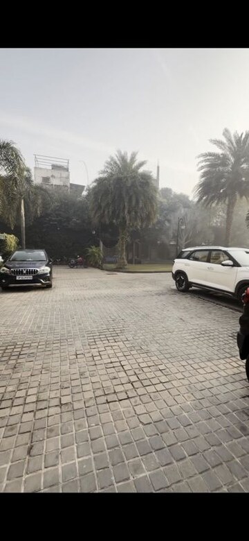 Parking in 5 BHK Villa at Hazratganj – for Sale