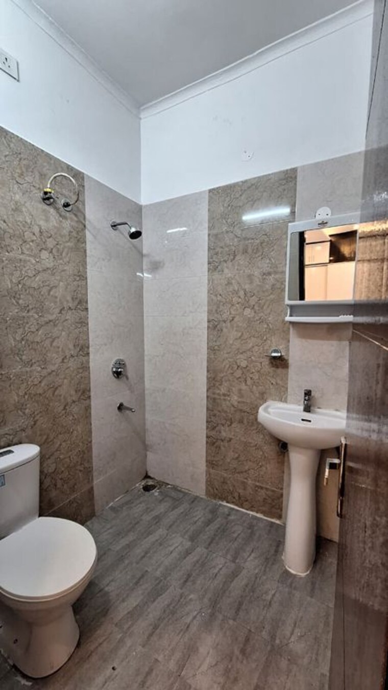 Bathroom, dhakoli 2.5 Bedroom 122 Sq.Yd. Apartment In Dhakoli Zirakpur 9971019